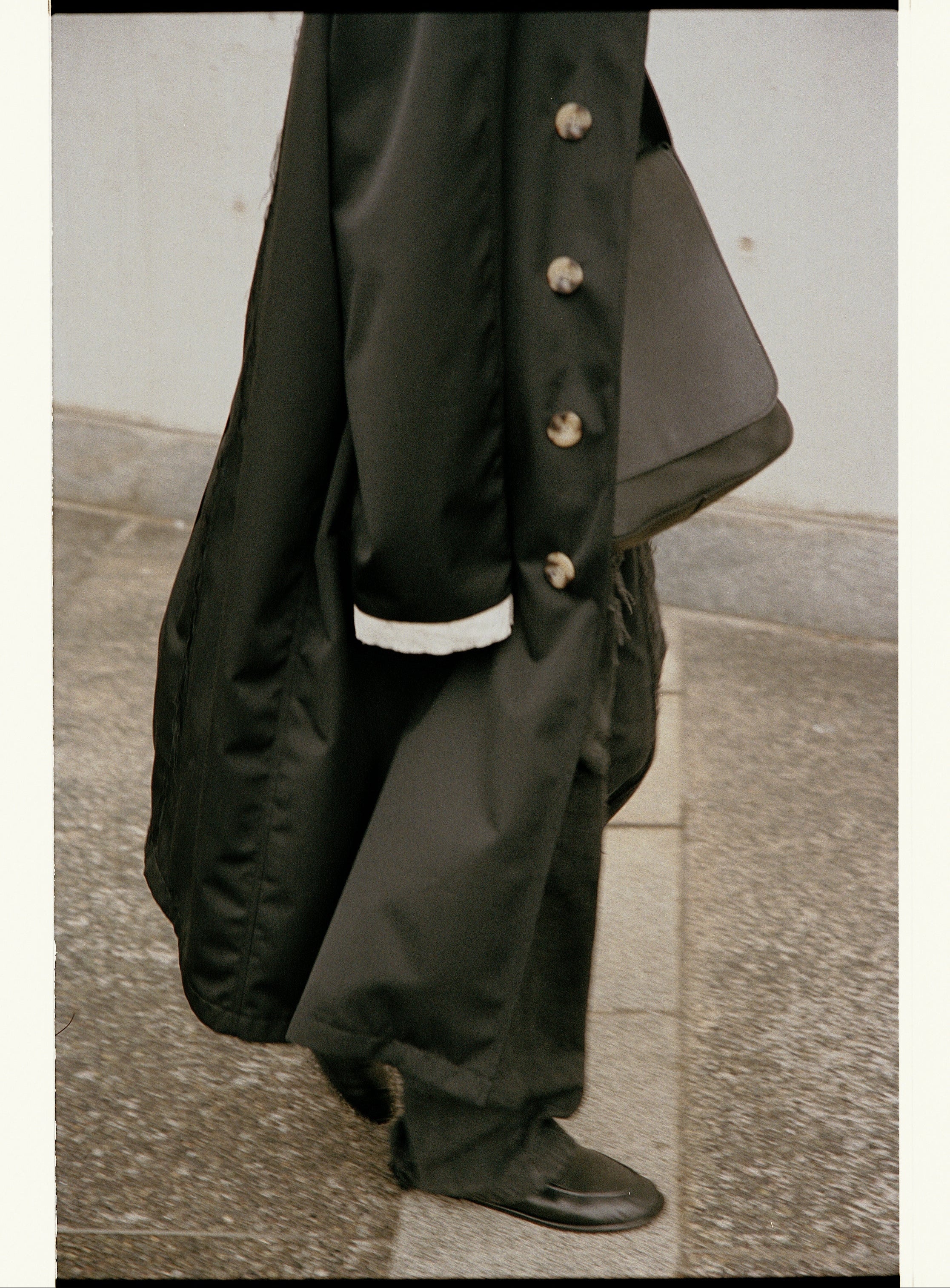 The “Lien” Virgin Wool Coat in matte black - Image 4